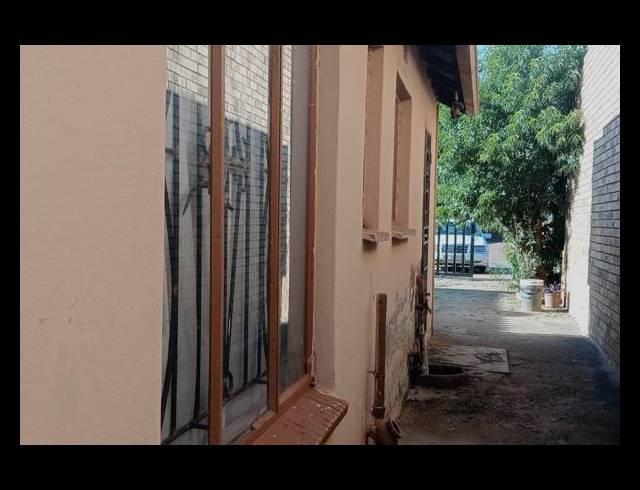 6 BEDROOM HOUSE FOR SALE IN LEACHVILLE EXT 3
